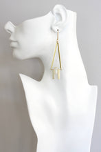 Load image into Gallery viewer, Mother-of-pearls/ brass geo earrings