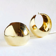 Load image into Gallery viewer, Globe dome brass Cuff bracelet